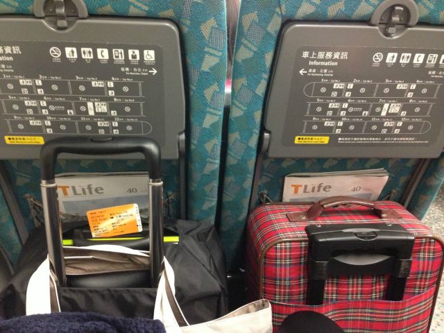 座位都很宽松,可以放行李箱! 台北车站