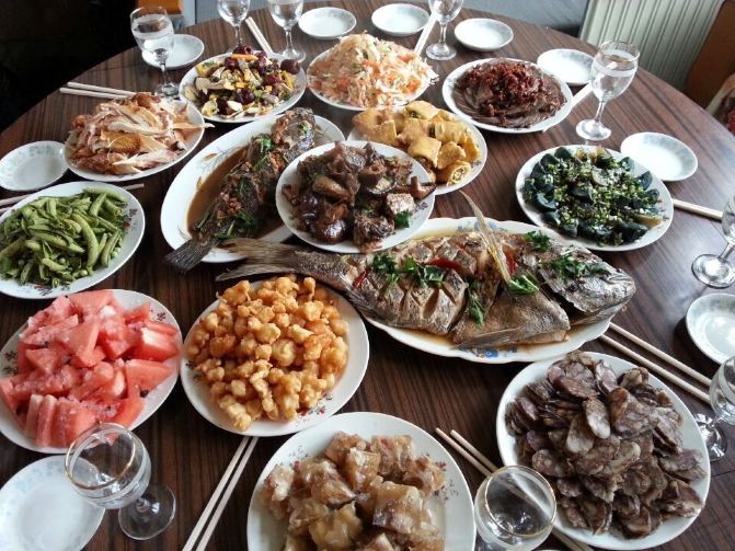 长岛的食宿情况可以满足不同游客的需求,不乏城市有的宾馆、酒店。但到长岛旅游,吃住应首选渔家乐,渔家乐已成为吸引更多游客朋友来长岛的主要因素。对于城市的朋友们来说,来到长岛简朴宁静的渔村,是一种新的生活体验,吃渔家饭,睡渔家炕,如果合适,还可以随渔家一起出海垂钓,体验一下渔家人的海上乐趣。 长岛渔家乐旅游是国内一种很具特色的民俗文化旅游,也让更多游客朋友们了解和喜欢上长岛这块海中方寸之地的朴实与自然。 七、山东长岛旅游攻略岛内行程安排 上午:7点早餐,7点30分到码头坐快艇,参加海上游。中午12点午餐。