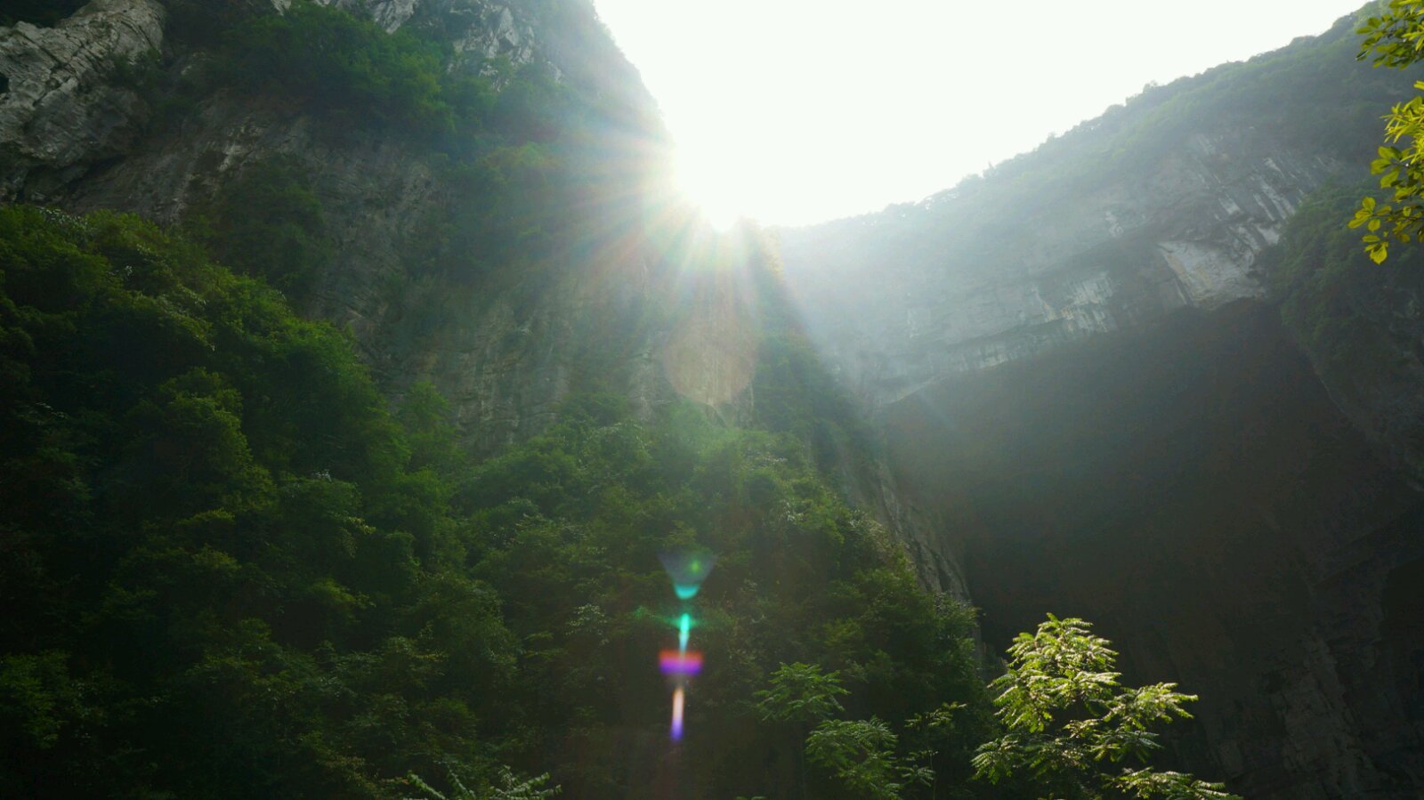 阳光很刺眼 武隆天生三桥风景区