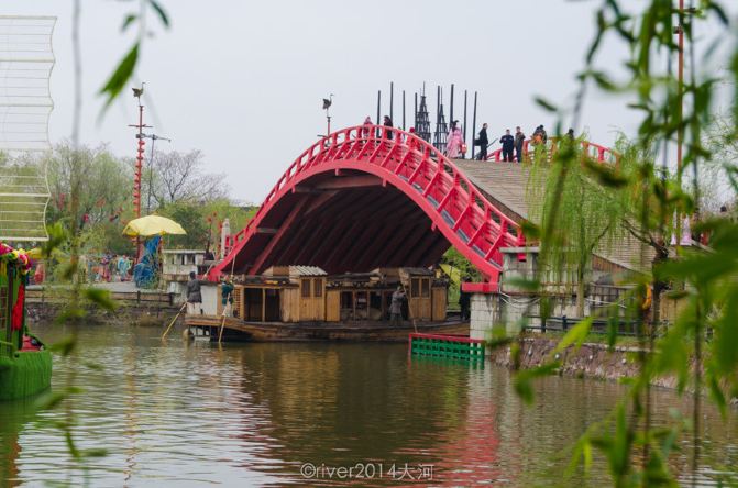 汴河上的虹桥是清明上河图的焦点,这座桥在许多仿宋景观区中多次再现.