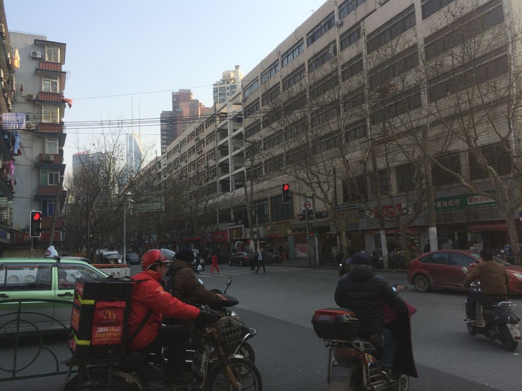 回过来,坐地铁1号线去.新闸路站就在这建筑中.