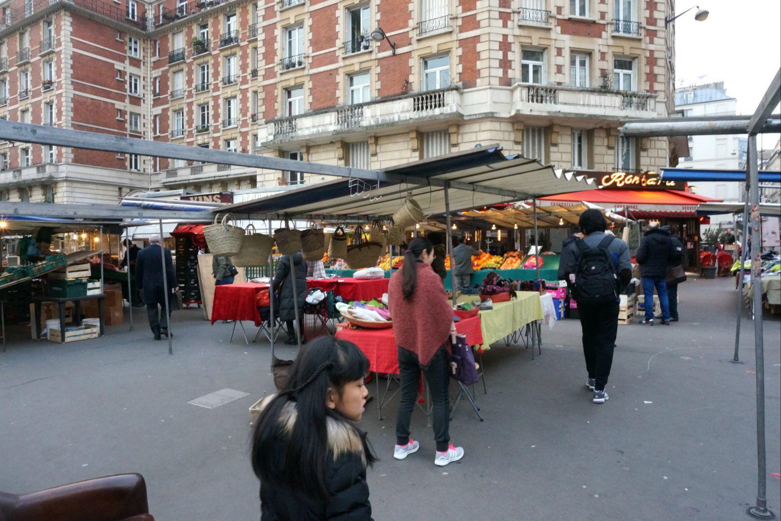 酒店旁边的早市,第一次看到国外的集市感觉什么都是新鲜的. 塞纳河