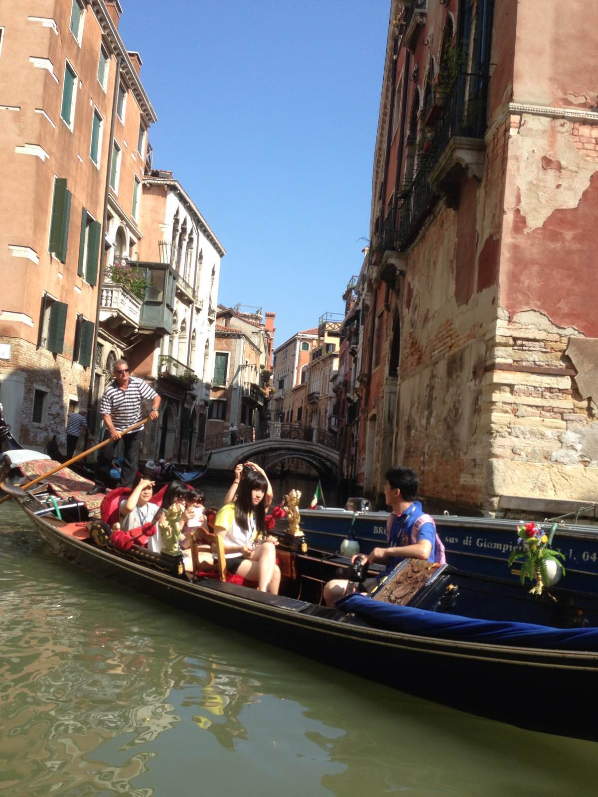 "冈多拉"gondola ,轻盈纤细,造型别致,穿行于运河水道.