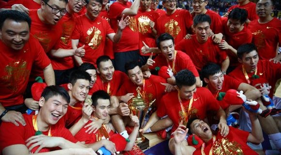 中国男篮亚锦赛夺冠重回亚洲之巅 易建联:男篮