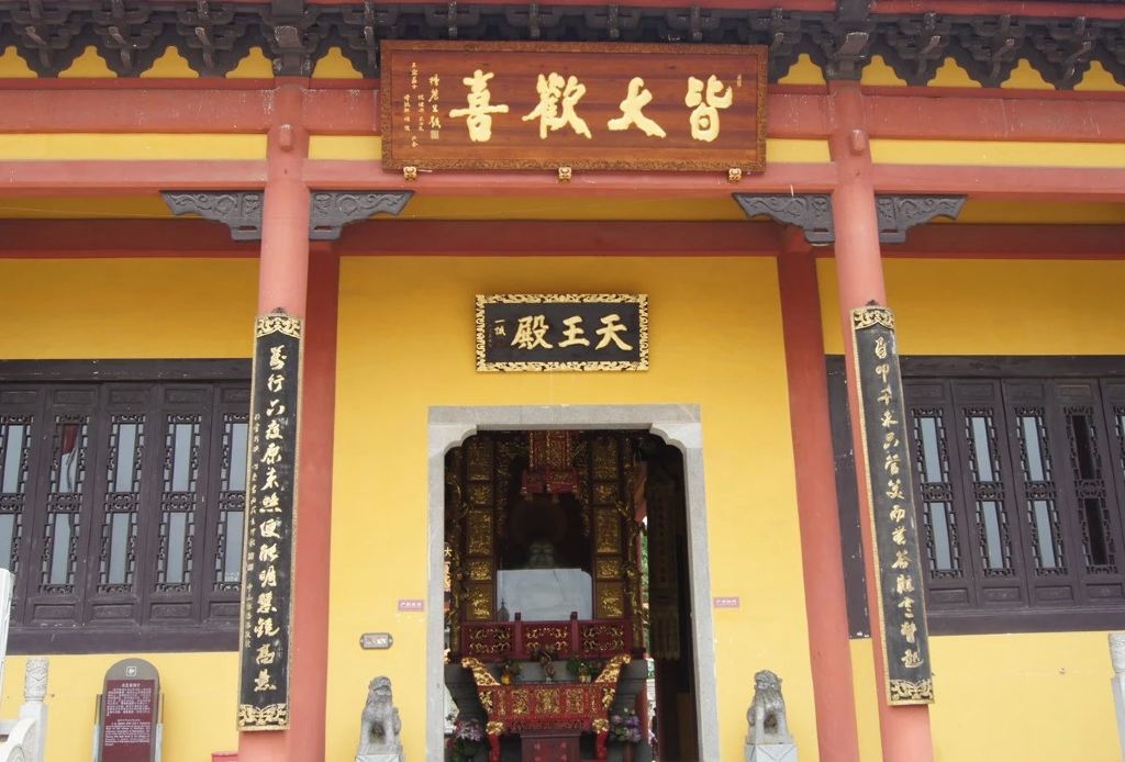 山门殿前有一大匾额"洗心道场",门上有块金边金字的"洗心禅寺"竖匾.