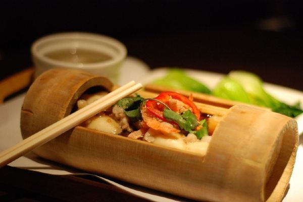 云南傣族竹筒饭是融糥米香,青竹香于一体,是色香味俱佳,最具民族特色