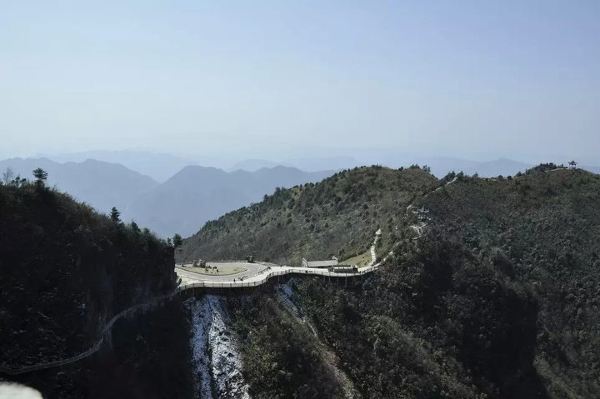 这里是被称为"大巴山国家地质公园",有着"川东峨眉"的美誉