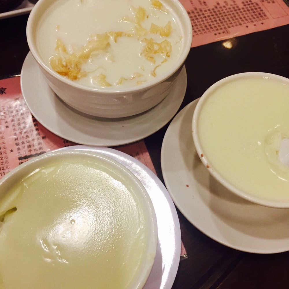 南信家的双皮奶,姜撞奶和椰汁炖木瓜 南信牛奶甜品专家