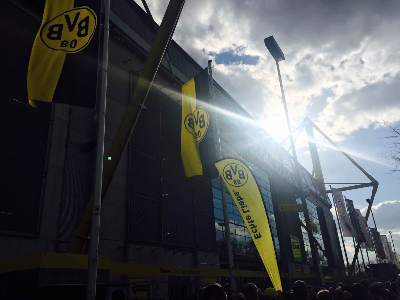 多特蒙德 西格纳伊度纳公园(signal iduna park)是威斯特法伦球场