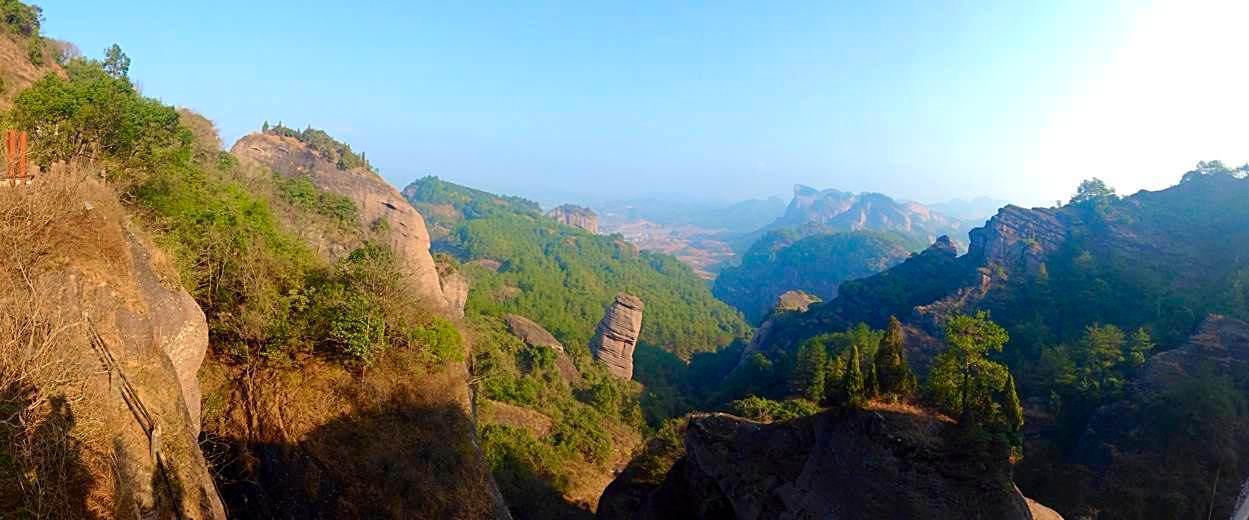 福建的丹霞素有南夷北豸之说——冠豸山全景 冠豸山