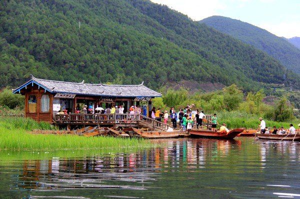 泸沽湖  返回三家村时正好遇到一拨大客流,估计是个旅游团吧,一艘船上