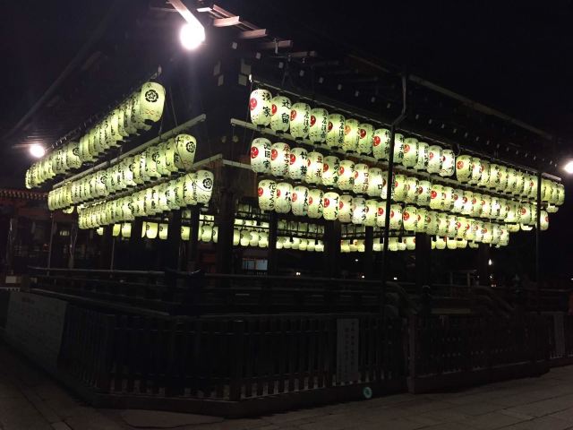 八坂神社的万灯节,灯笼上都是名字,但不明白是什么意思呢. 八坂神社