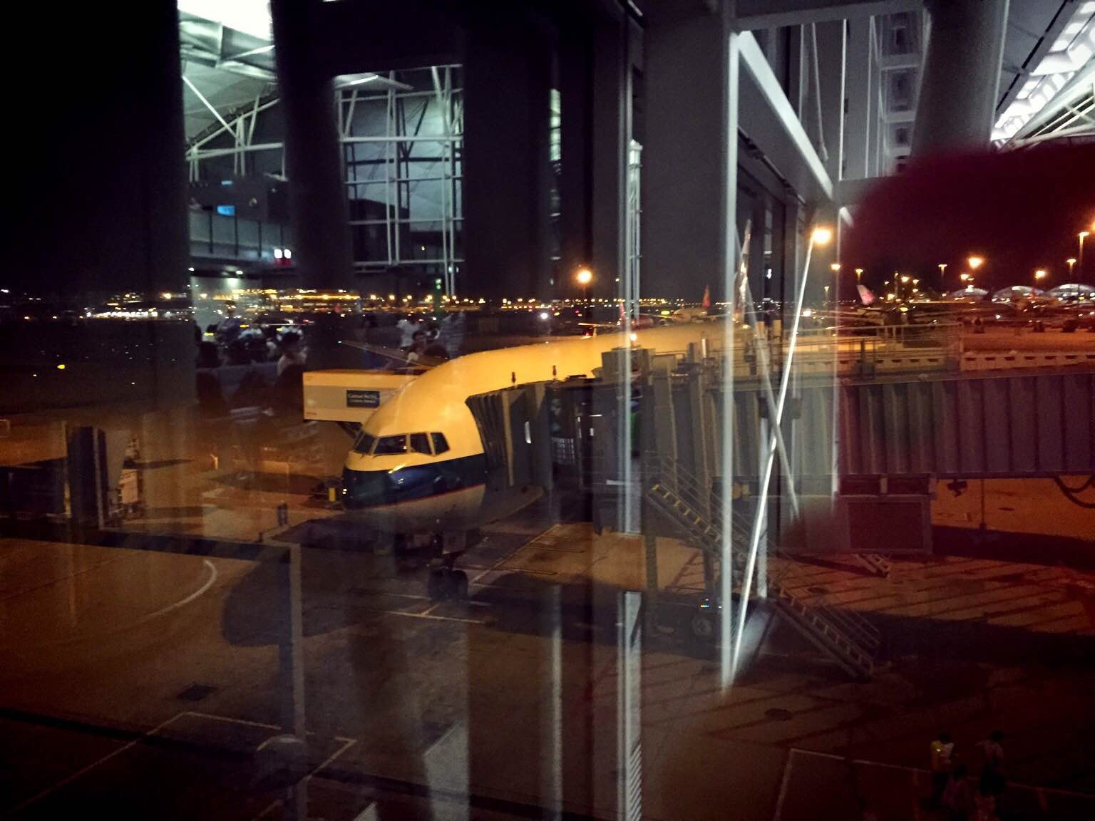 国泰的飞机总算到了.登机 香港国际机场