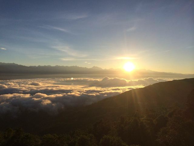 刚刚升起的太阳,连绵的雪山,洁白的云彩,交相辉映. 纳加阔特