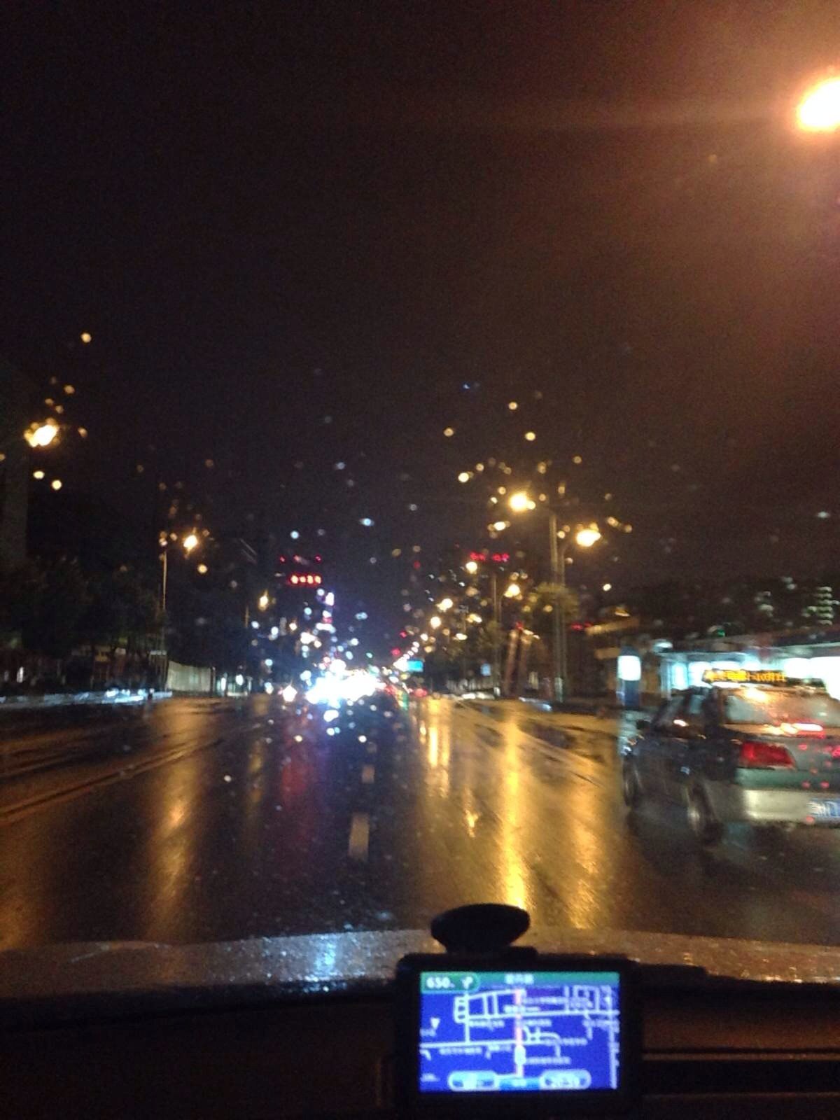 雨打车窗,灯火阑珊,延吉到了. 延吉