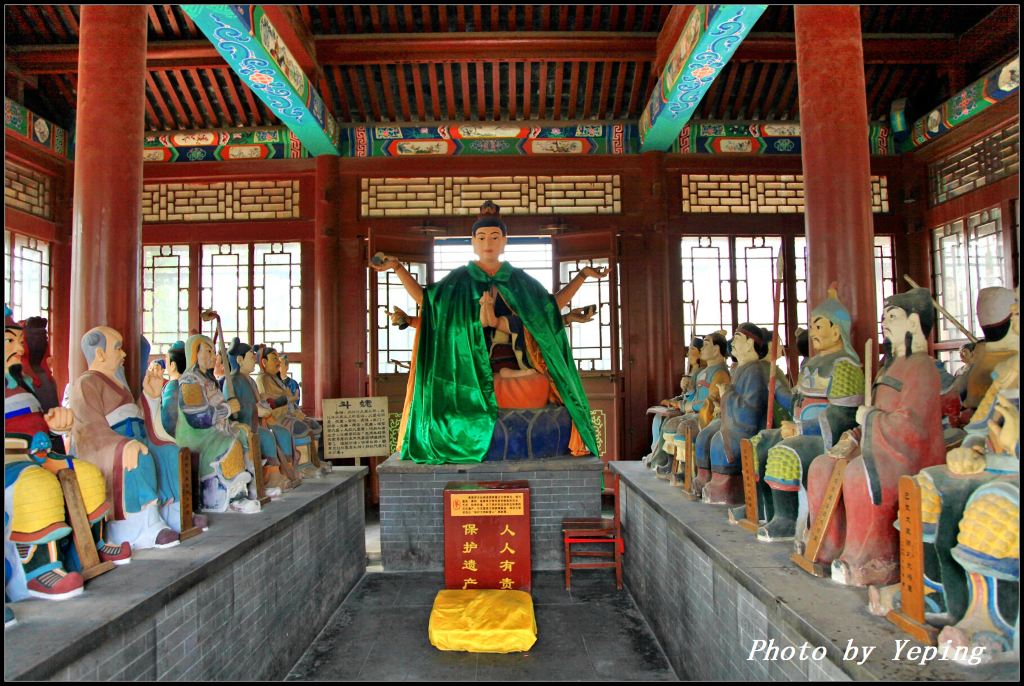 元辰殿:殿正中女神为斗姥,相传是北斗九星君之母是执掌人生命的神道.