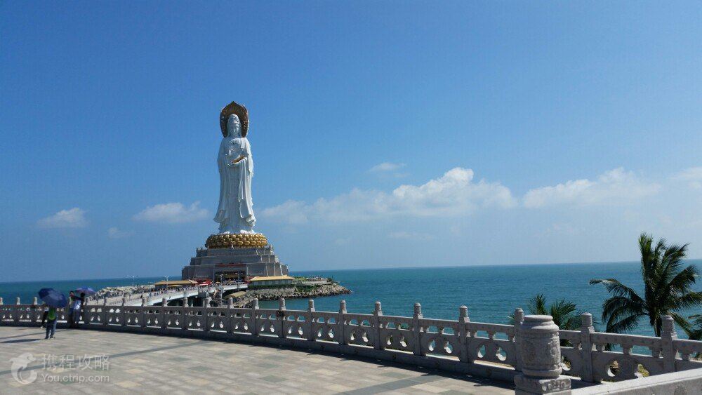 - 景点概览 ------ 南山寺南山文化旅游区是一座展示中国佛教传统文化的大型园区。其主要景点有南山寺、南海观音佛像、不二法门、观音文化苑、天竺圣迹、佛名胜景观苑、十方塔林与归根园、佛教文化交流中心、素斋购物一条街等。壮观的108米海上观音是当之无愧的亮点之一。目前世界上大的金玉佛像金玉观音也坐落在南山寺,造价1.