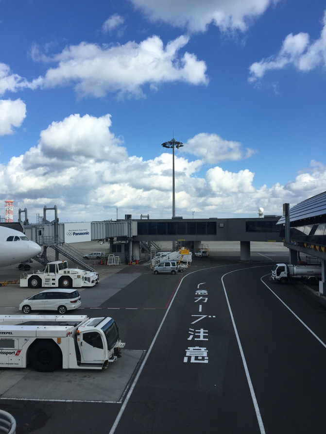 上午11点半左右由上海抵达大阪关西机场,天空像是来到了热带岛屿,可是