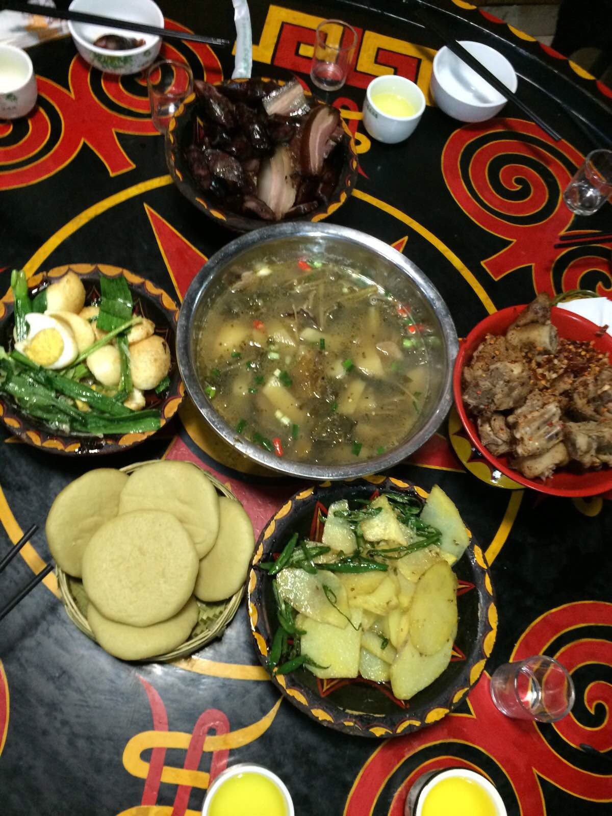 彝族特色晚餐,大坨大坨的各种肉,各种菜 西昌