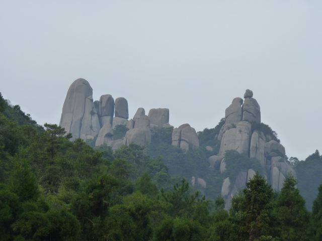 这里是正式上山的起点,往上走即是夫妻峰广场,往下走可达玉湖游览区