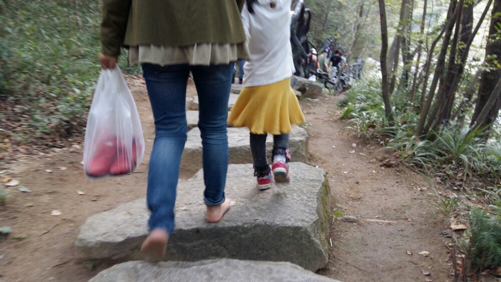 路遇一个妇女,拎着自己的高跟鞋,赤脚走路. 天堂寨风景区