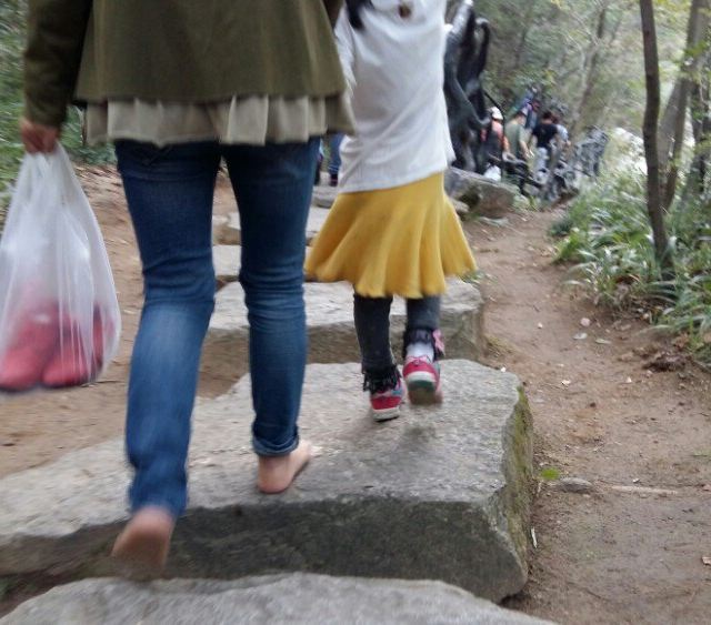 街头美女赤脚走路图片