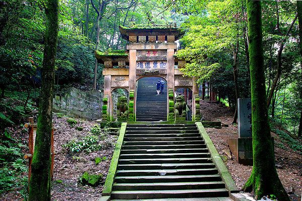 除了自然风景,山脚下的缙云寺和山腰中的白云观都是不错的人文景点.