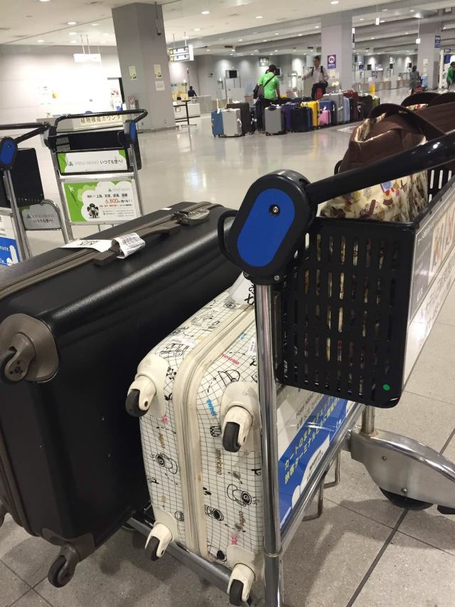 带了两个空空的行李箱出门,考虑会买好多东西 杭州萧山国际机场