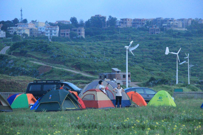 镇海角属于福建漳州市龙海市隆教乡的,就在厦门岛的对岸,我们可以在同益码头坐渡轮过去漳州港(准点一趟)再包车前往,或者自驾走厦漳大桥都是很方便的。 有那么个地方曾经火山爆发,肥沃了一片草场;有那么个地方有着美美的沙滩,黑黑的火山岩地貌;有那么个地方还可以拍到滩涂景色,在这个地方有个灯塔在天际,听本地人说,一边是南碇岛归共产党管,一边是东碇岛归国民党管(隶属金门)。草场上三三两两的牛淡定的在晒着太阳,吃着草。惬意的人生大抵如此吧。 我们这次是自驾前往的,镇海村只有两户吃的,我们在村口的阿小饭店吃饭,来