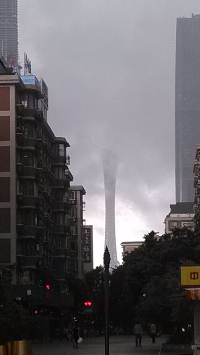 台风来袭广州乌云密布来了雷电和暴雨