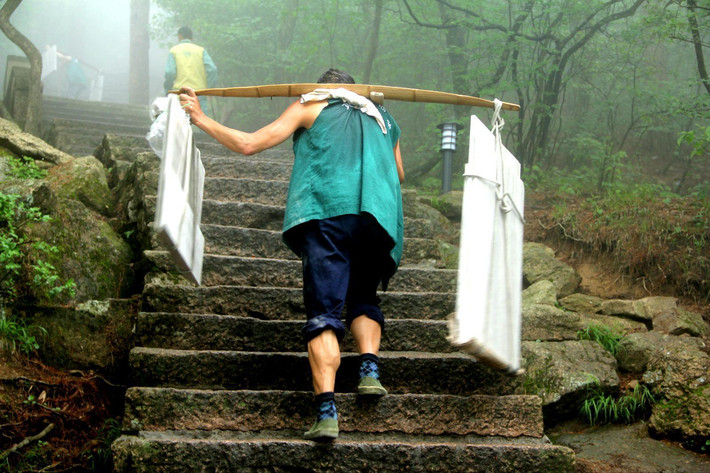 与黄山景观一样名扬四海的另一道风景——黄山挑夫.