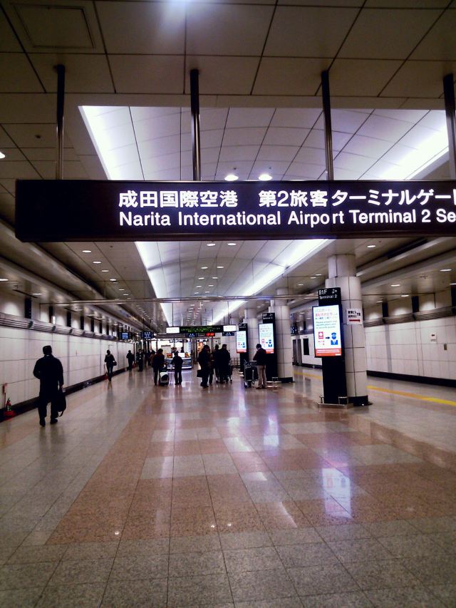 日本人,直接日语服务,我只能很抱歉的回以英文带过啦～ 成田国际机场