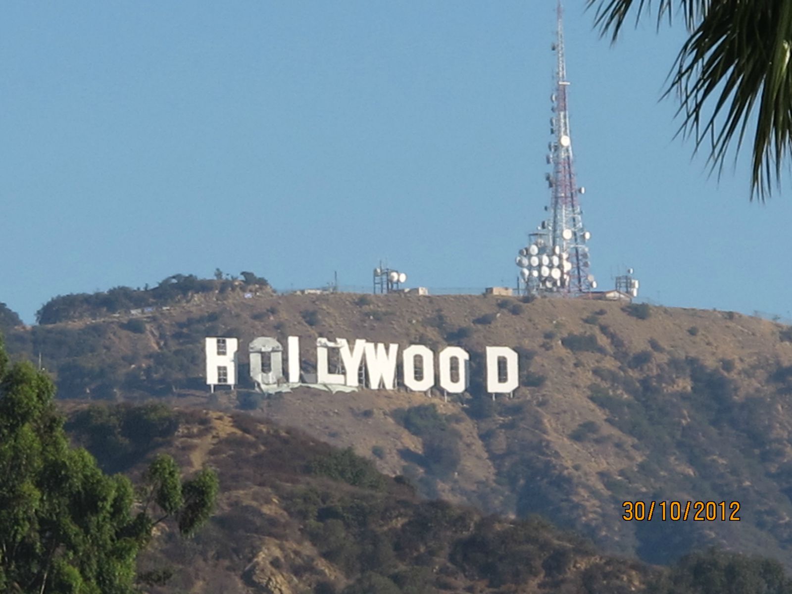 【携程攻略】洛杉矶好莱坞星光大道景点,好莱坞星光大道是进入环球影城之前一条景观大道。上面有2，000多颗镶…