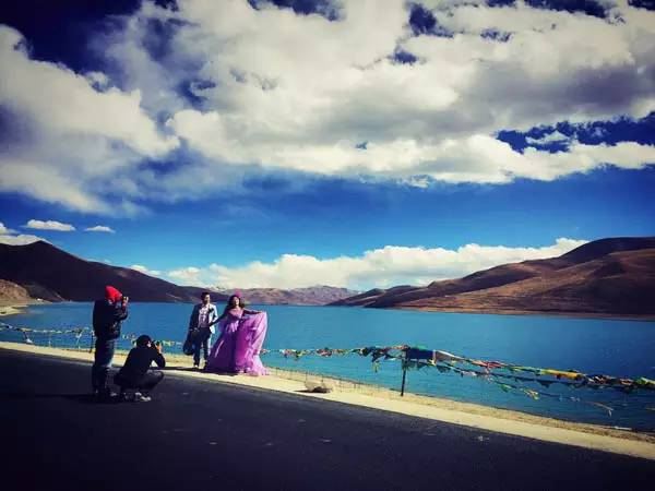 到达西藏三大圣湖之一的羊卓雍湖(门票40元),羊卓雍措简称羊湖,与纳木