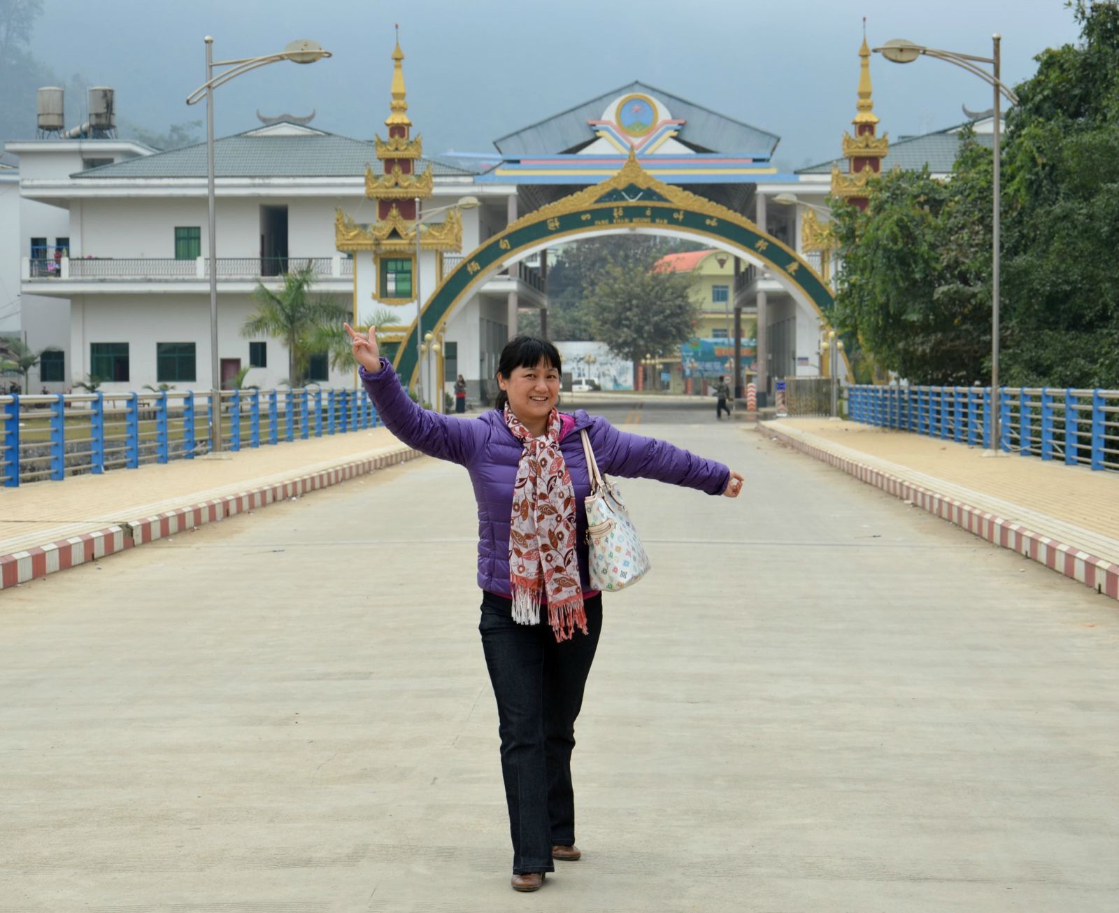 口岸与缅甸掸邦第二特区政府(佤邦)邦康市隔江相望,是中缅两国交往的