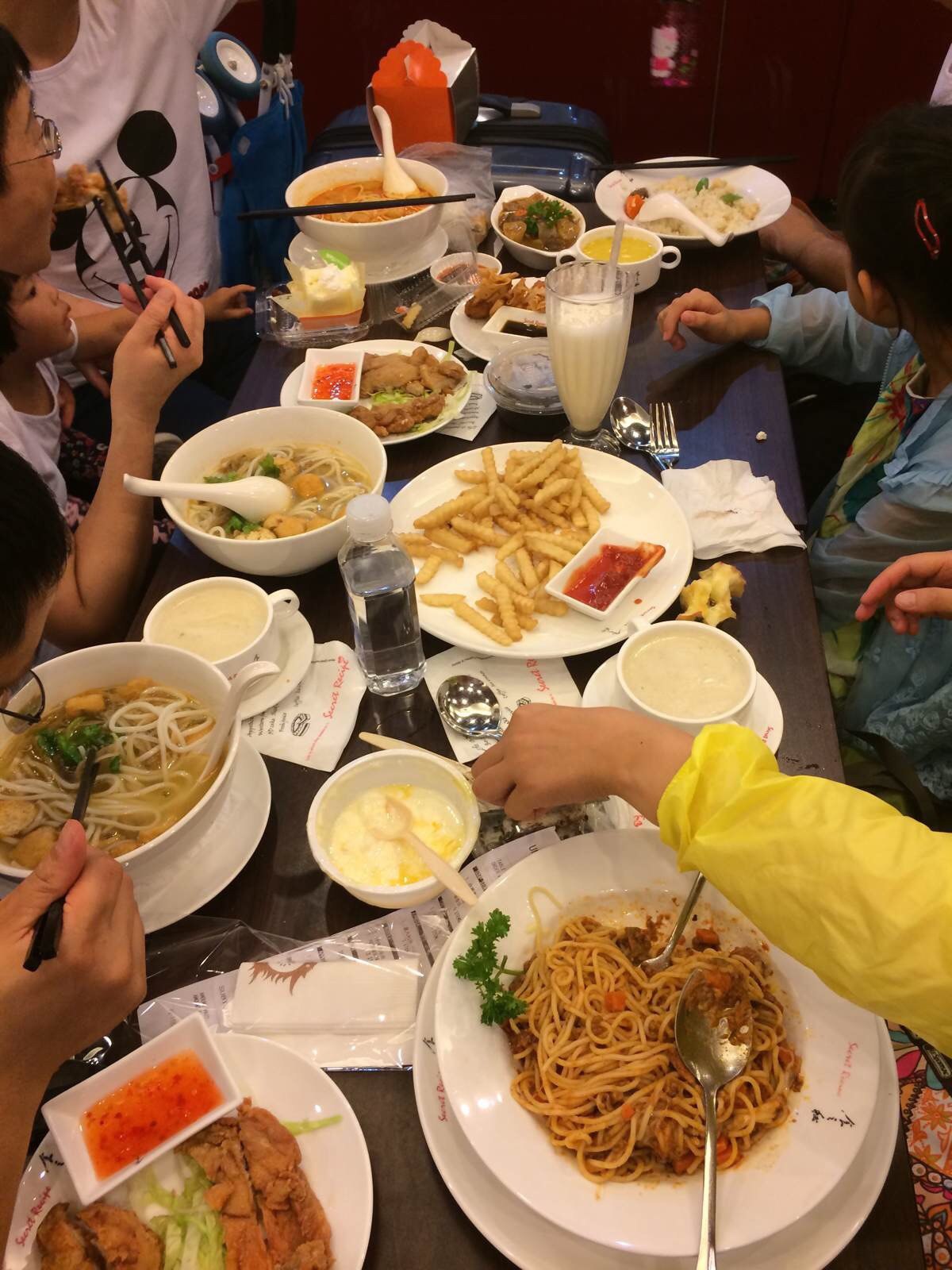 丰盛的晚餐,大家都吃饱饱 人民广场