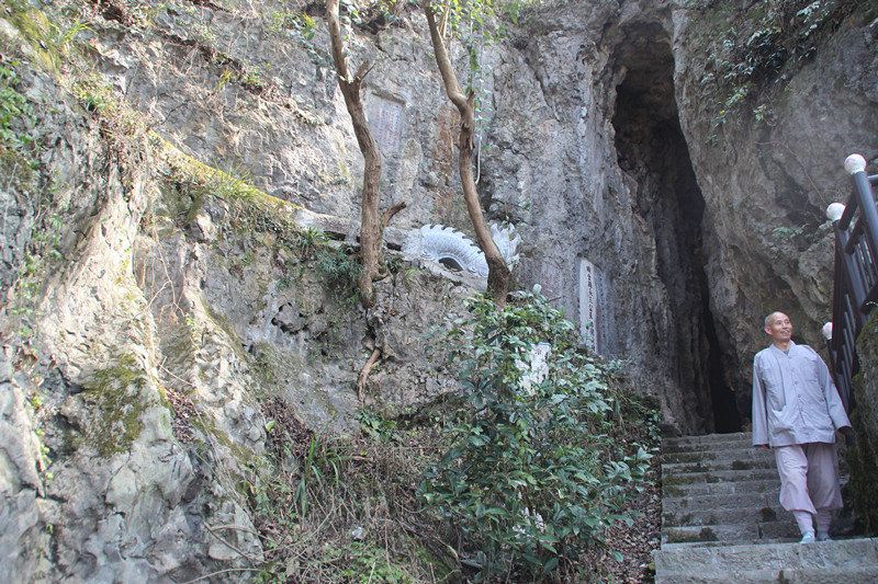 佛度人生虔行织金东山寺