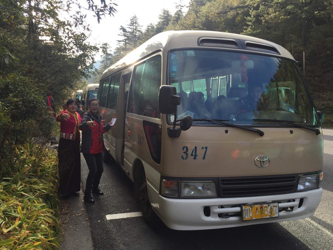 导游带我们错峰旅游,逛遍九寨沟.