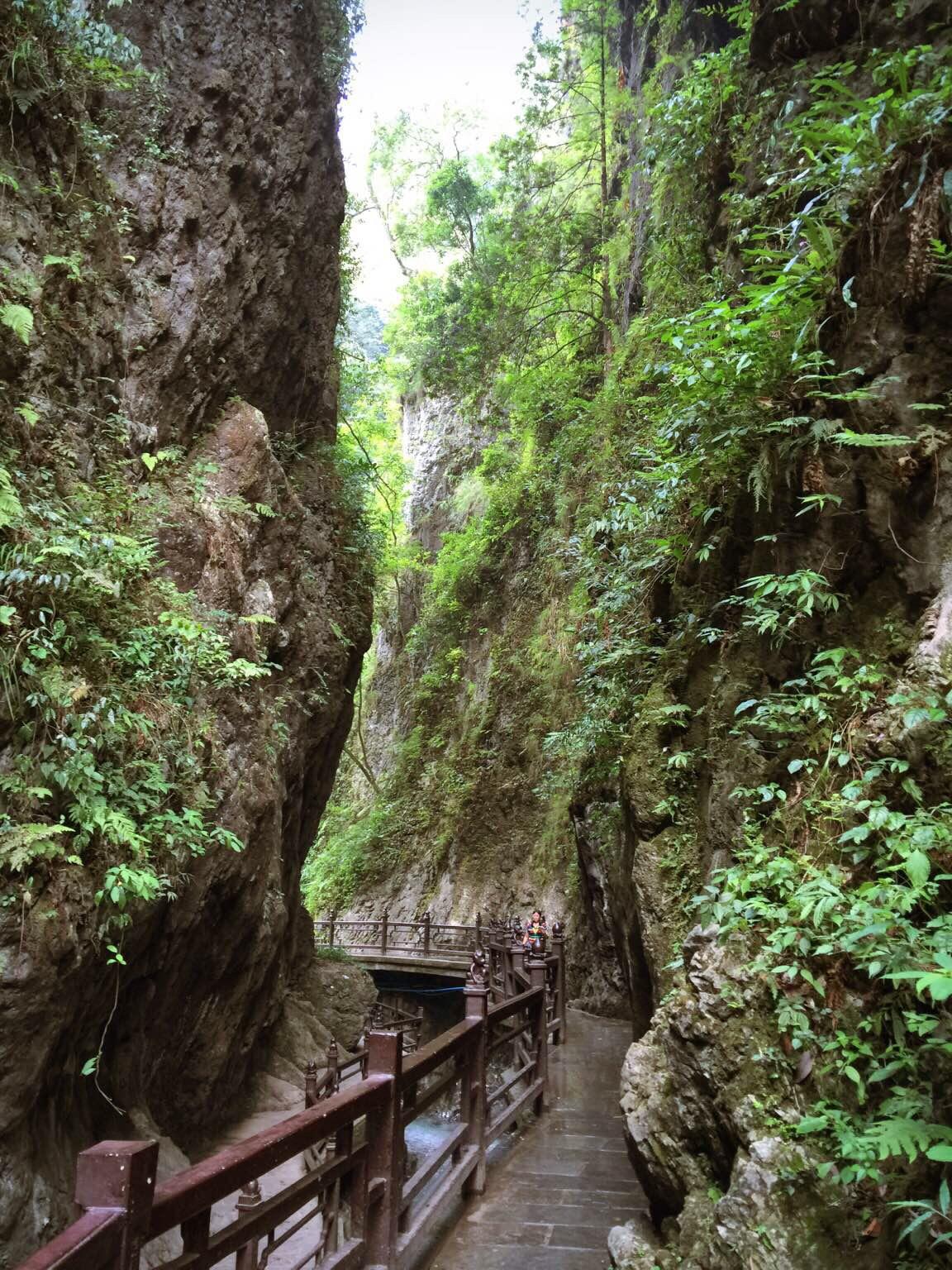 这是峨眉山的一线天,没有真正的
