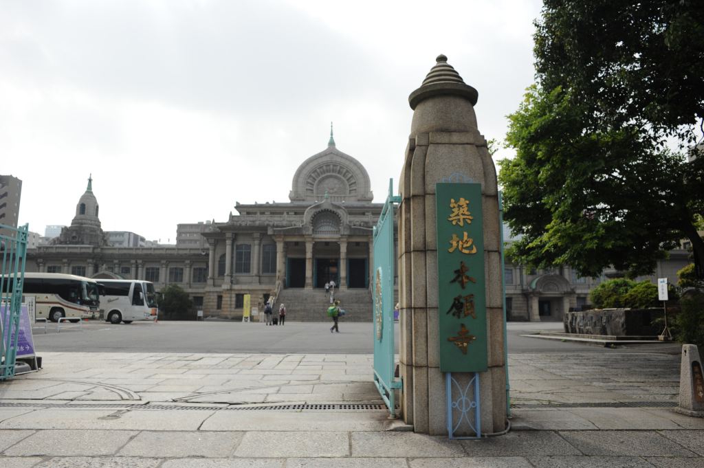 去筑地市场的路上路过筑地本愿寺.