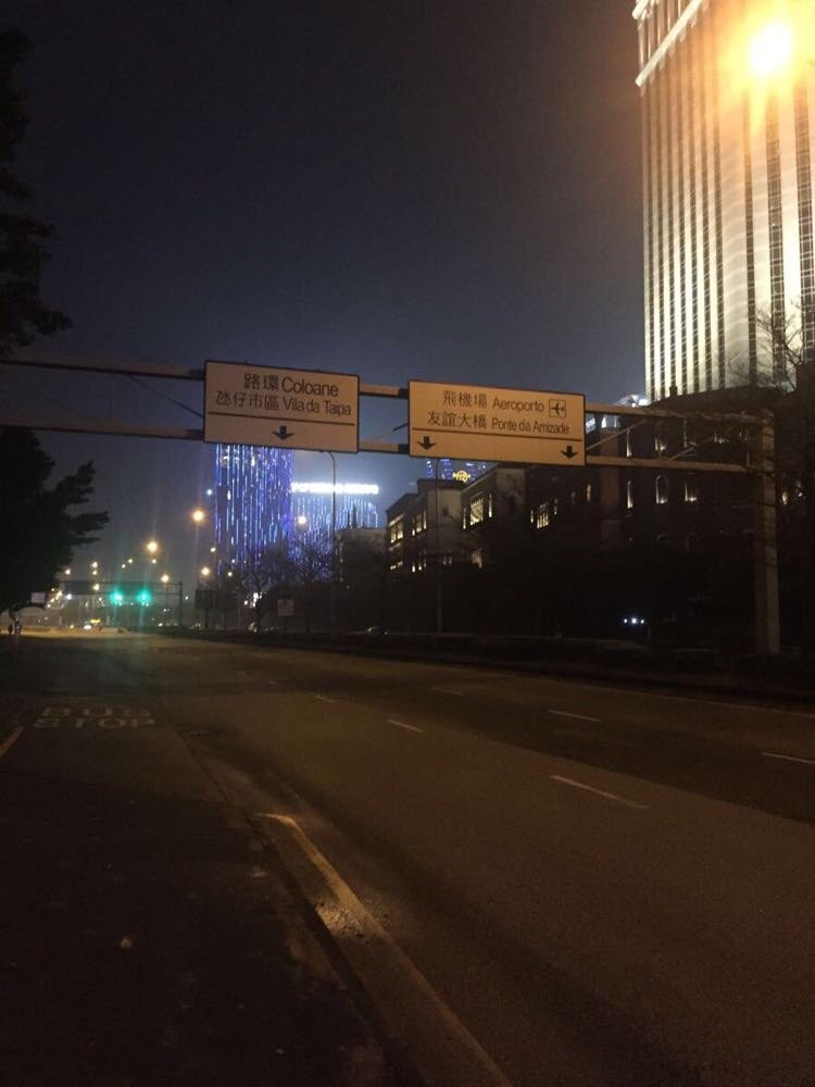 沿着马路,返程,夜晚的澳门,虽然是不夜城,但是路边
