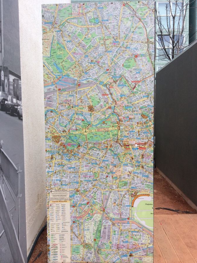 地图上的柏林墙位置清晰可见!