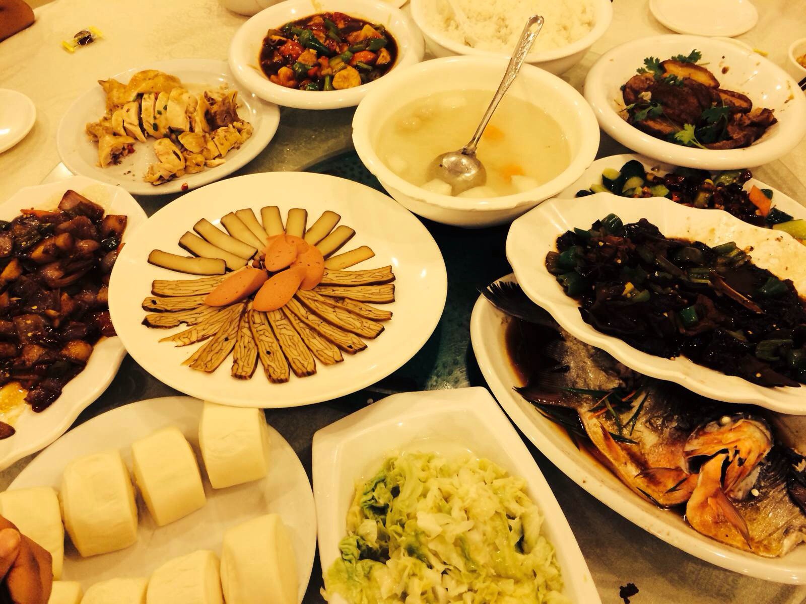 八菜一汤,饭菜虽然so so,但在旅行团这算是不错的了!