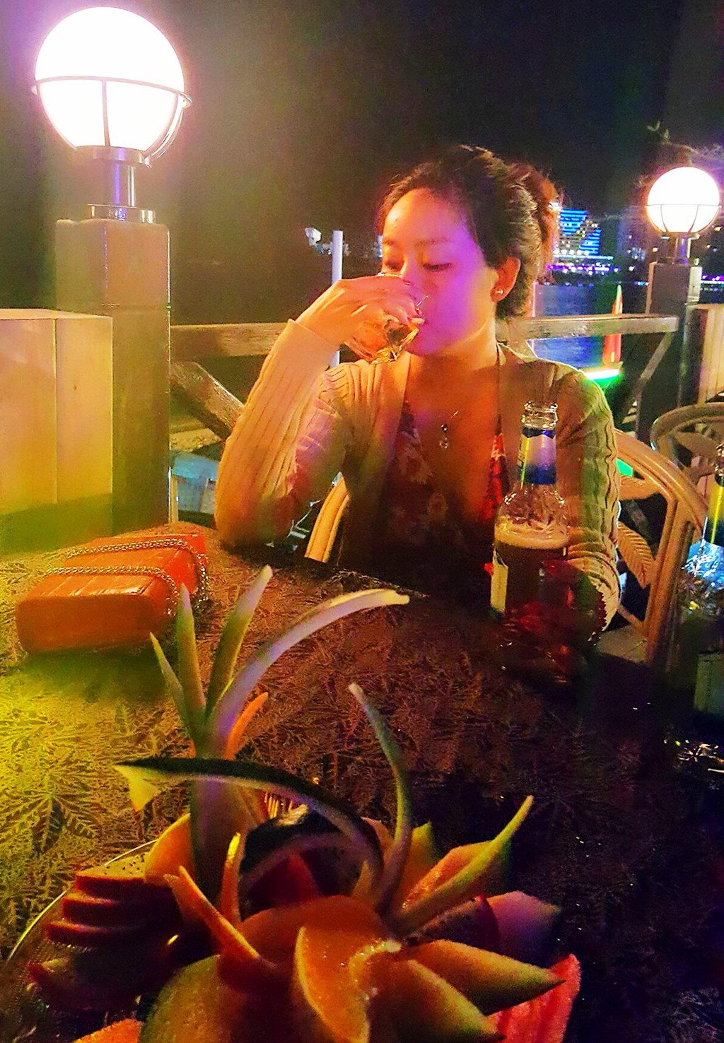 在三亚的夜色里,走来一个长裙飘曳的美女.