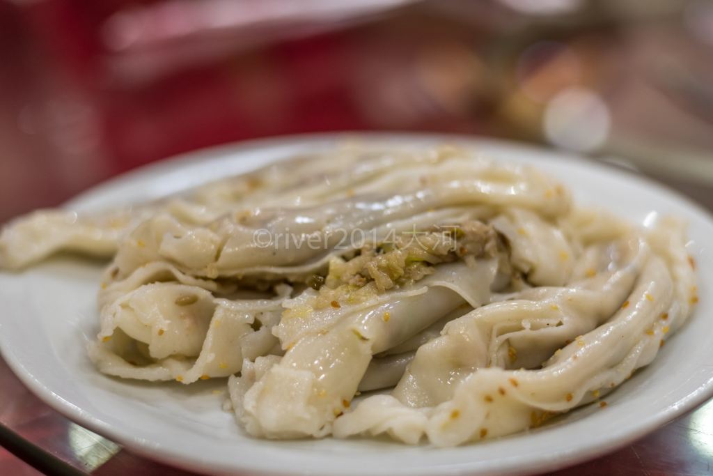 在连城当地,把这种裹着馅蒸熟的面食叫做"桃",早餐来一份米桃.