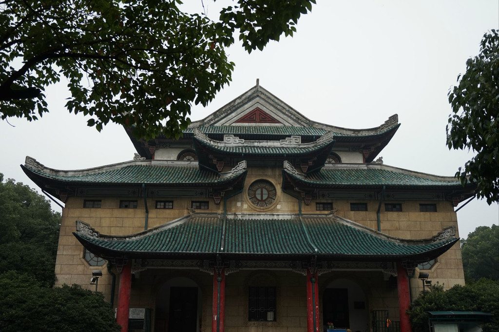 湖南大学,没有围墙的学校,公交车在校园内穿行,游人如织,岳麓山和岳麓