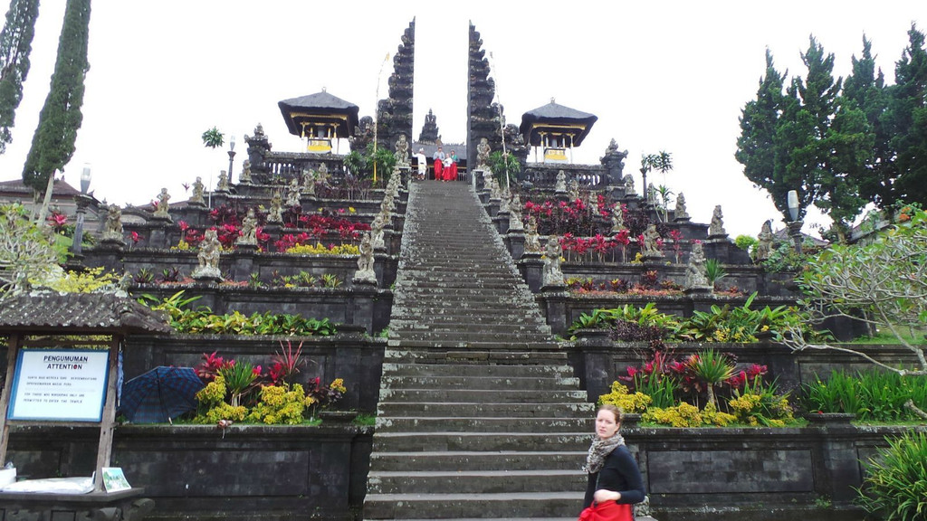   布撒基寺,这个寺庙乱收费更厉害