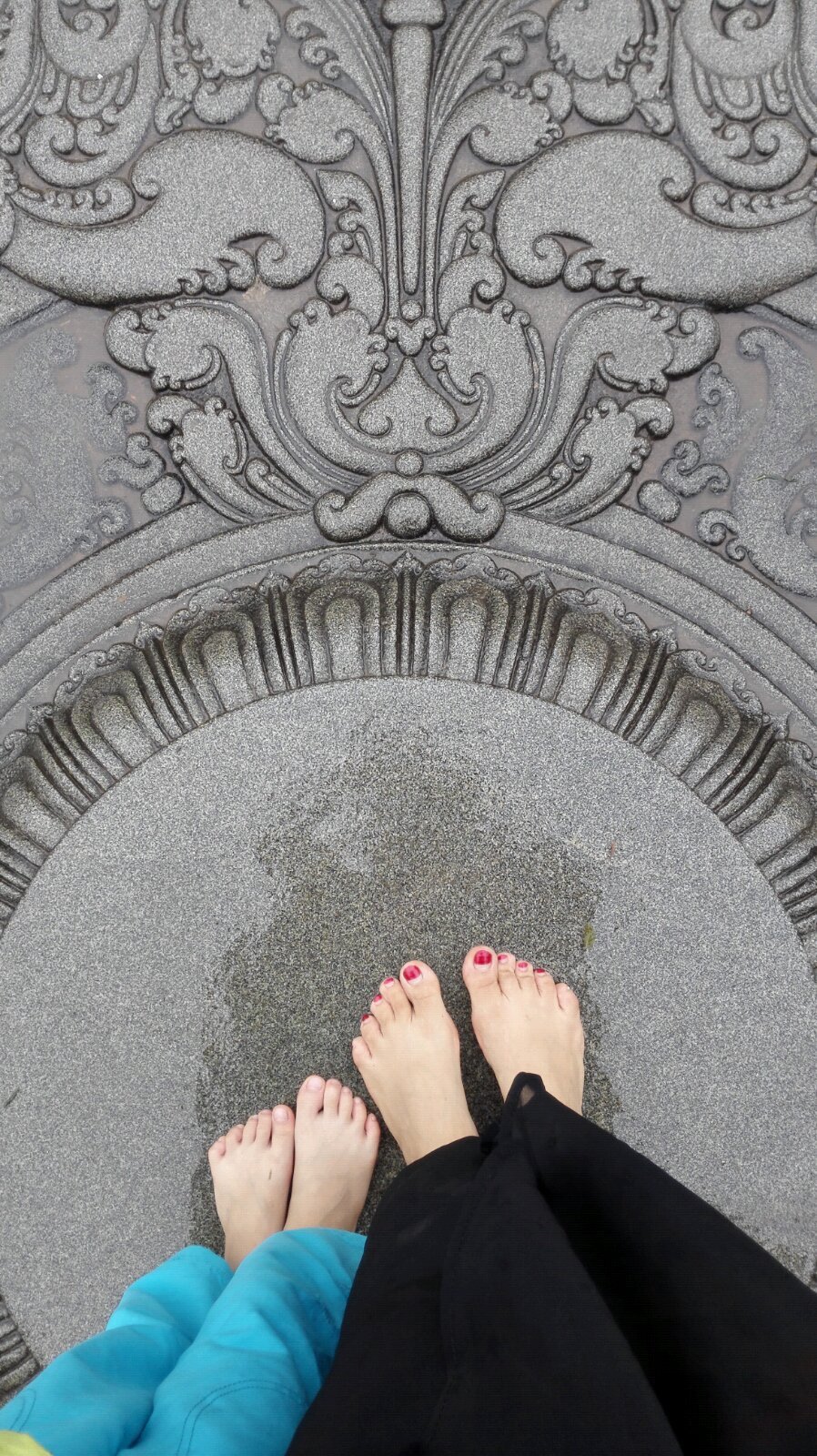 刘大淘及大淘妈赤脚在雨中行走 康缇佛牙寺