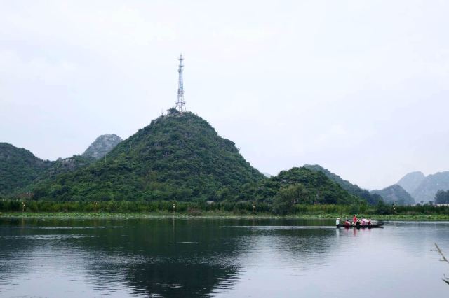到达普者黑景区入住仙人洞村,村里各式各样的客栈非常多,说是客栈