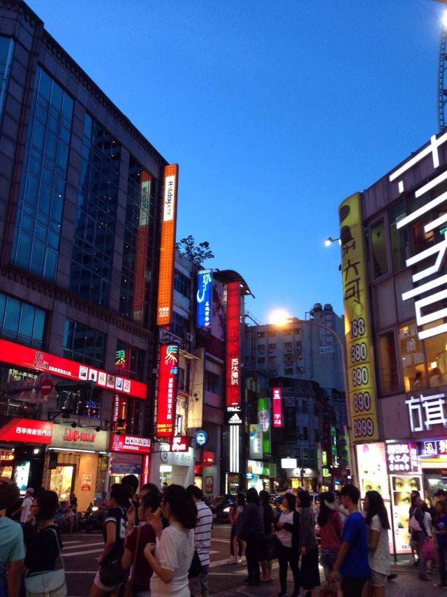 夜晚的西门町繁华街景 西门町